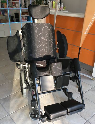 Rollstuhl mit abklappbaren Rumpfpelotten in Sonderanfertigung